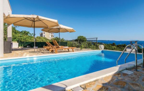  Three-Bedroom Holiday Home in Seget Donji  Трогир